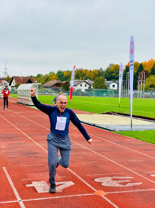 Sportler:innen mit Beeinträchtigung beim Leichtathletik - Wettbewerb in Ried