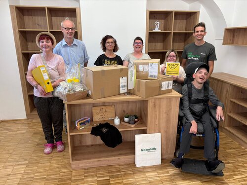 Die Beschäftigten der Lebenshilfe-Werkstätte St. Florian freuen sich, dass die Werkstätte ab 16. September als Postpartner tätig ist. V. l. n. r.: Die Beschäftigten der Lebenshilfe-Werkstätte St. Florian Andrea Ratzenböck, Martin Irndorfer, Michaela Fiegl, Bianca Galijasevic, Lauren Heupler und Daniel Mittermayr sowie der Mitarbeiter der Lebenshilfe-Werkstätte Martin Eichinger (hinten rechts) freuen sich, dass die Werkstätte ab 16. September als Postpartner tätig ist.