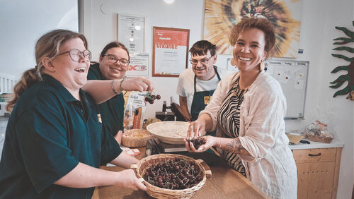 Die Lebenshilfe OÖ eröffnete mit dem Florianer Laden vor zehn Jahren ihren ersten von mittlerweile fünf Hofläden – das Team freut sich auf die Jubiläumsfeier am 22. August, 10.00-15.00 Uhr. Die Lebenshilfe OÖ eröffnete mit dem Florianer Laden vor zehn Jahren ihren ersten von mittlerweile fünf Hofläden– das Team freut sich auf die Jubiläumsfeier am 22. August, 10.00-15.00 Uhr.