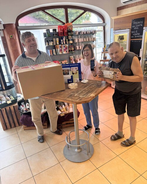 Der Lohnsburger Laden ist neuer GLS PaketShop-Partner – v. l. n. r.: Lukas Mayringer, Barbara Beham und Günther Samitz freuen sich über die neue Aufgabe.