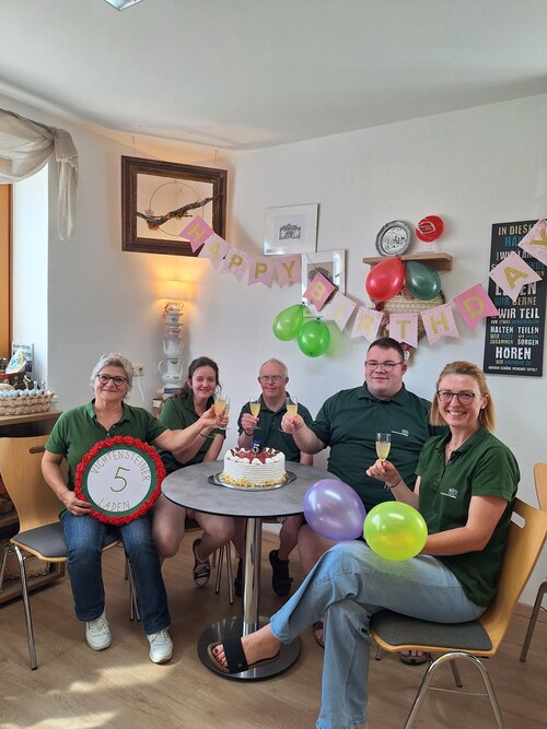 Das Team des Vichtensteiner Ladens freut sich auf die Jubiläumsfeier am Freitag, 5. September, ab 14.00 Uhr, vor dem Hofladen. Bei Schlechtwetter im Kulturzentrum Vichtenstein. Das Team des Vichtensteiner Ladens freut sich auf die Jubiläumsfeier am Freitag, 5. September, ab 14.00 Uhr, vor dem Hofladen. Bei Schlechtwetter im Kulturzentrum Vichtenstein.